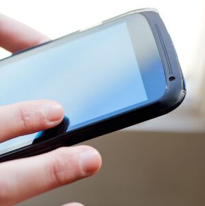 ¿Qué función cumplen los orificios superiores del celular? (Foto: Freepik)
