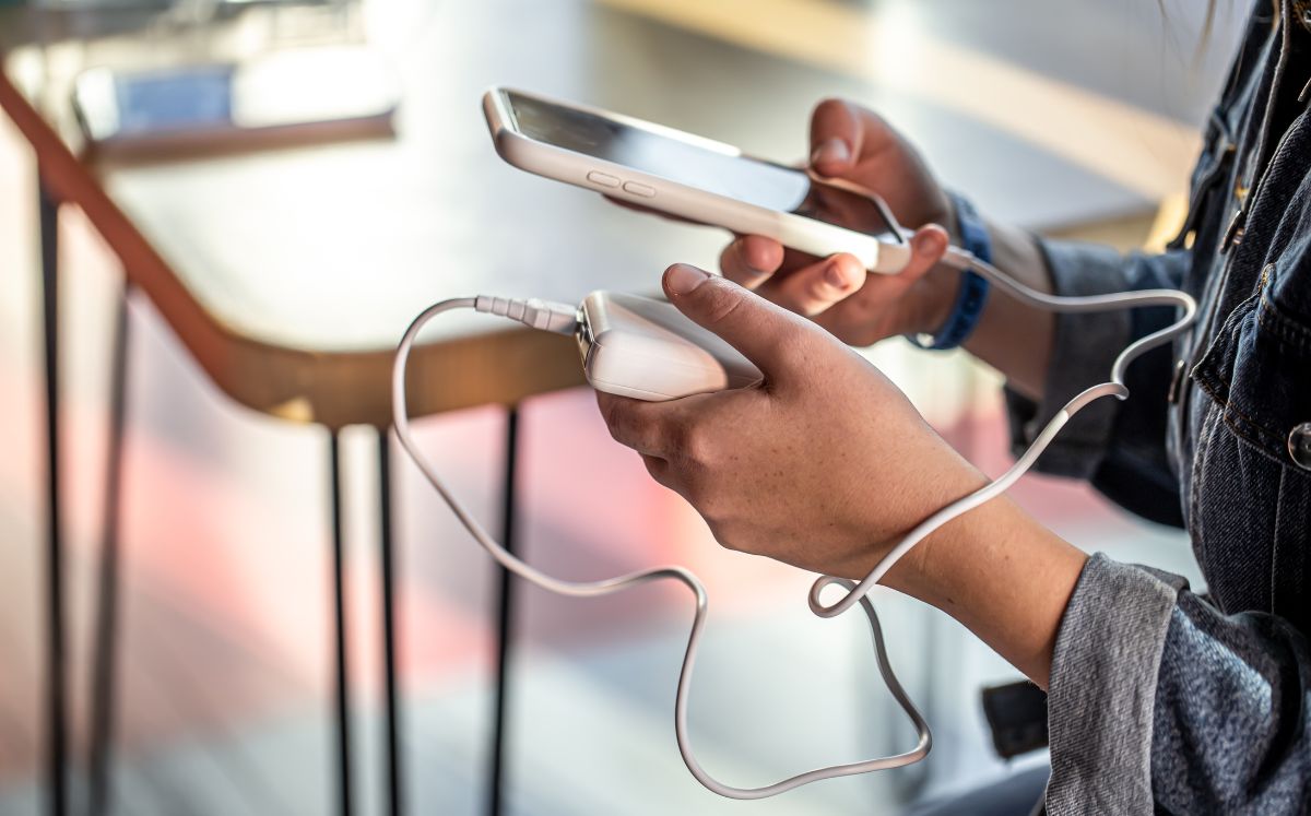 ¿Cómo puedes cargar la batería de tu celular si no hay luz? Esto sabemos (Foto: Freepik)