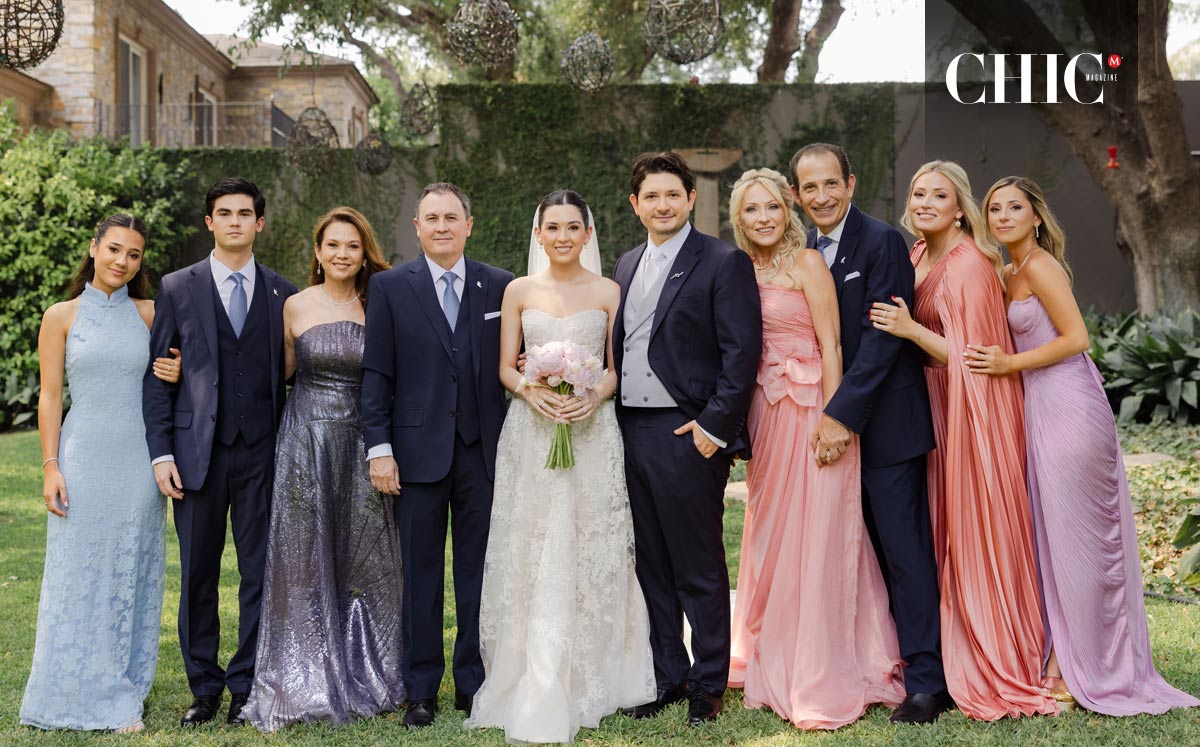 Los novios junto a sus familias. Fotos: Meraki Weddings / Omar Valdez