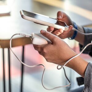 ¿Cómo puedes cargar la batería de tu celular si no hay luz? Esto sabemos (Foto: Freepik)