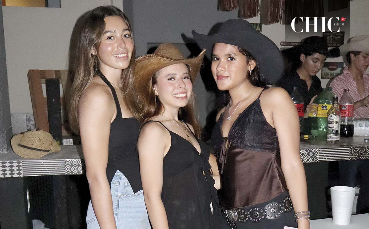 Beca Tamez, Camila Robles y Karol Urbina
