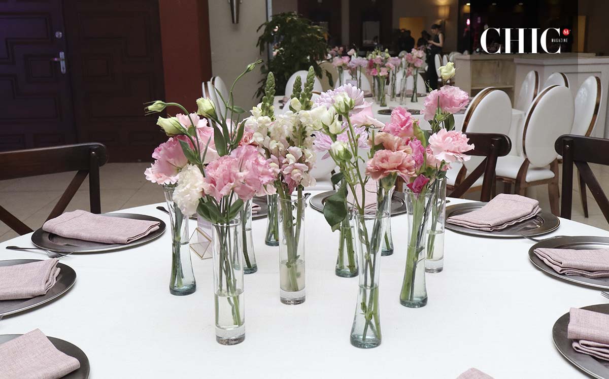 Detalle floral de la mesa