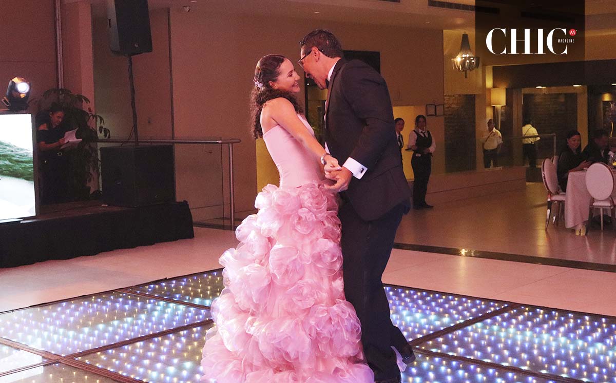 Paulina durante el vals junto a su papá