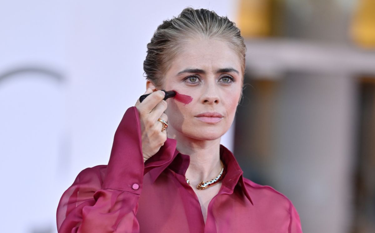 Greta Scarano y su protesta con labial rojo en el Festival de Venecia (Foto: Getty)
