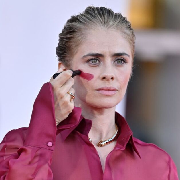 Greta Scarano y su protesta con labial rojo en el Festival de Venecia (Foto: Getty)