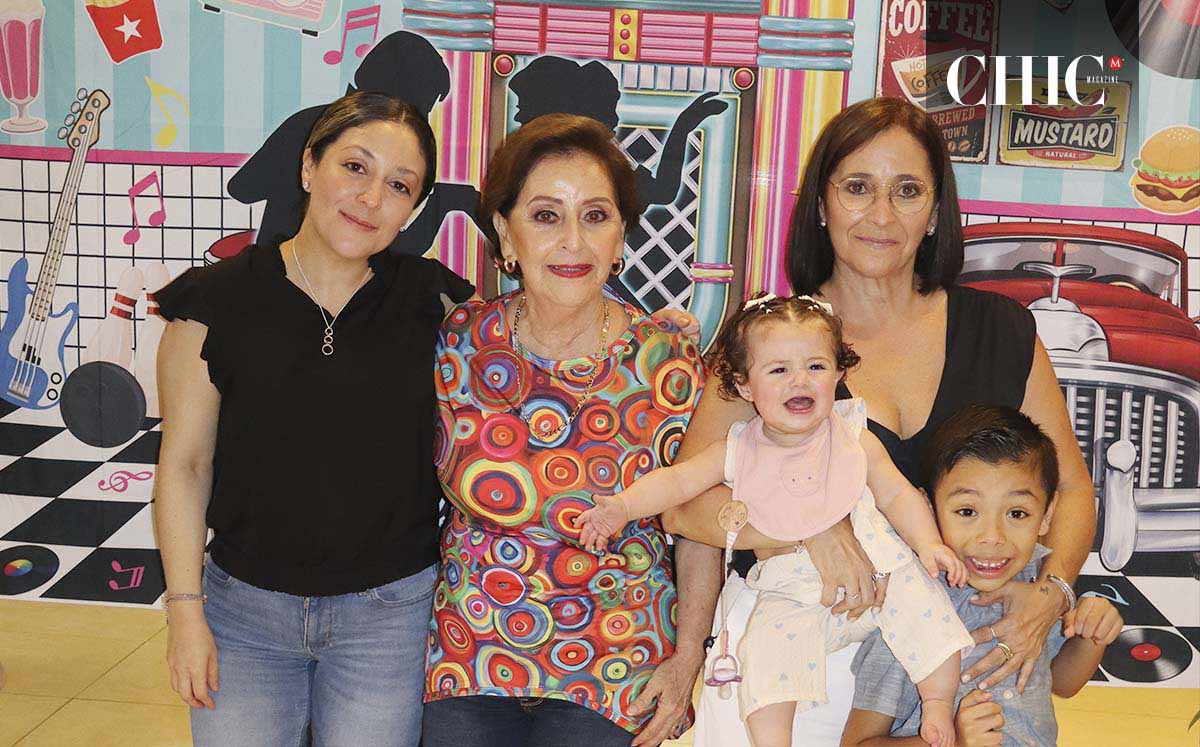 Luz Treviño, Martha Treviño, Luz Flores, Alia Carani y  Santiago Flores