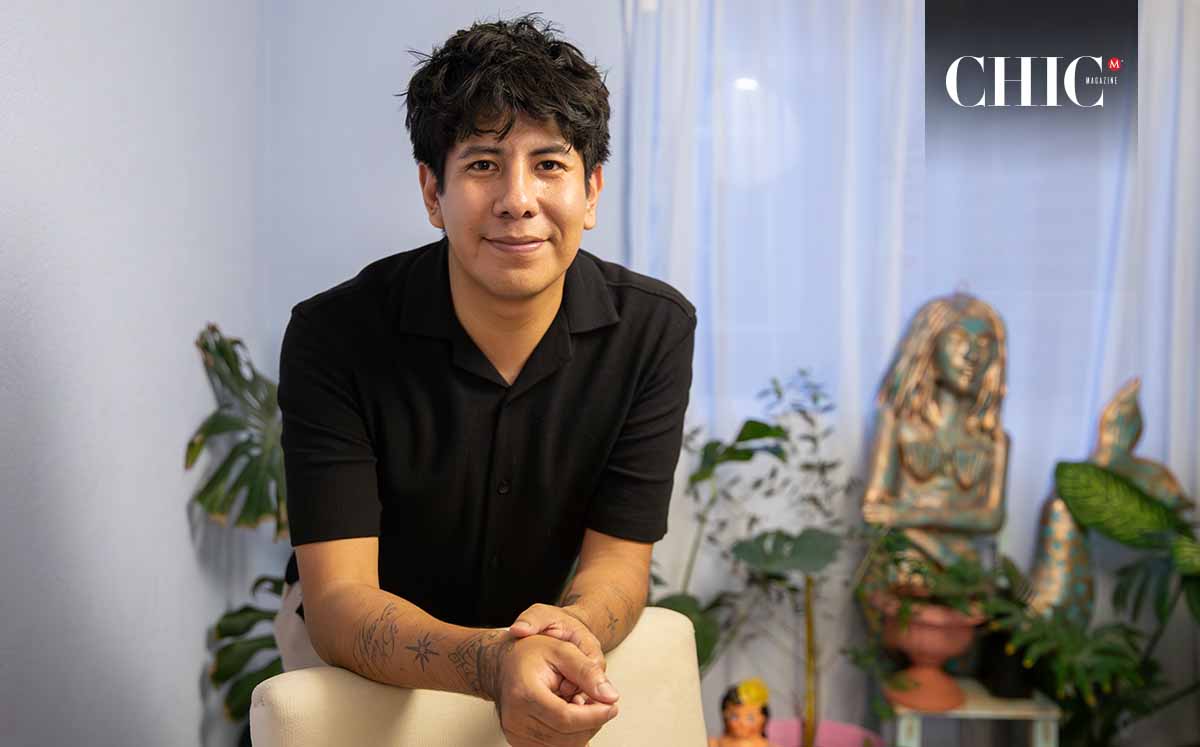 José Ángel Vázquez es un artista plástico especializado en bordado con pedrería. (Fotos: Hugo Zuviri)