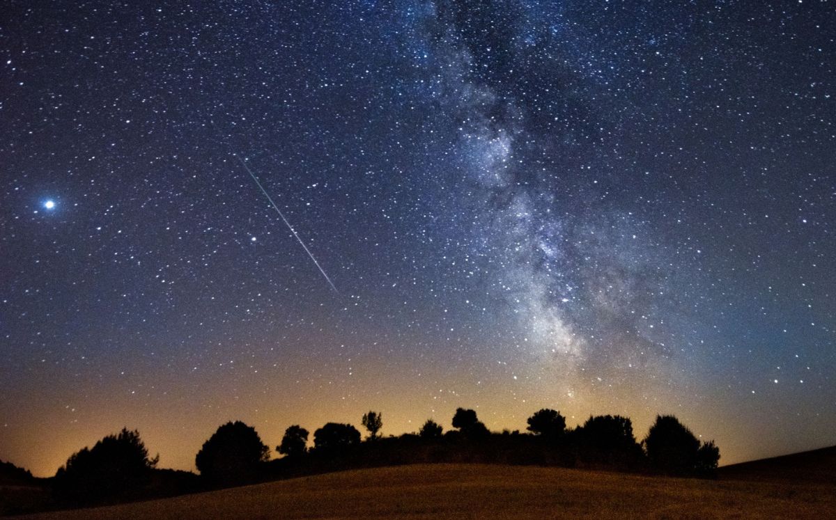 Lluvia de estrellas Épsilon Perseidas: A qué hora ver en México (Foto: IA)
