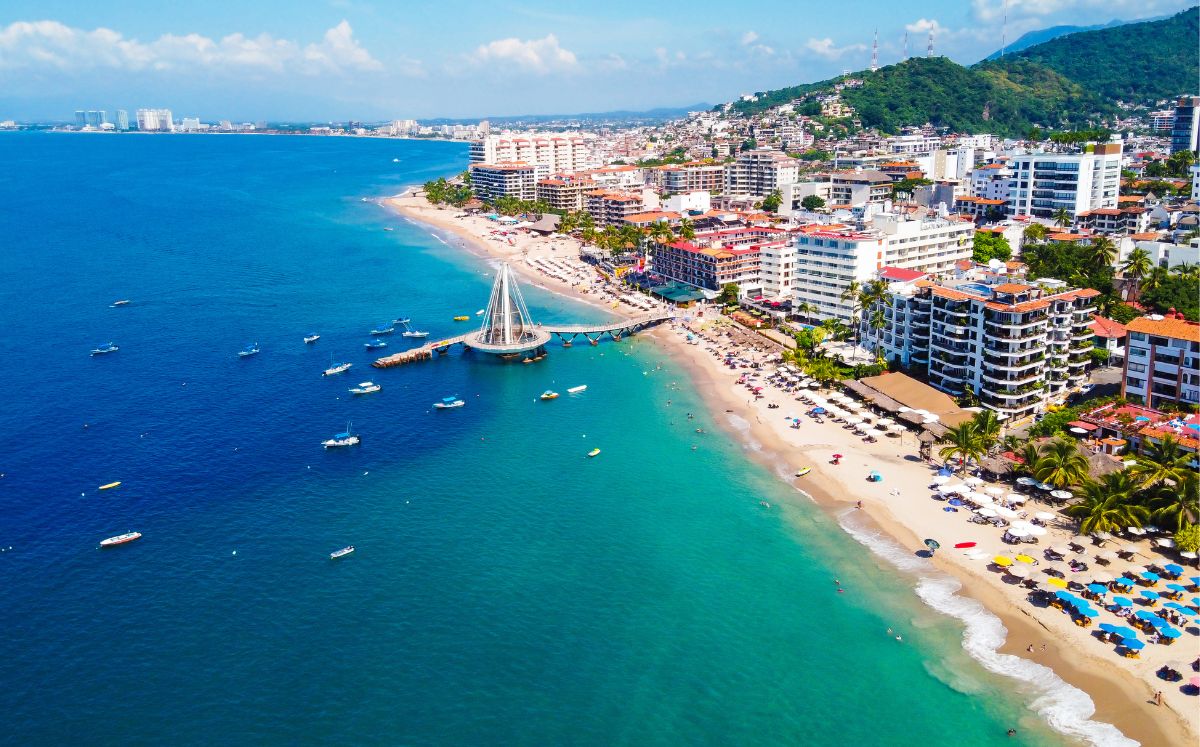 Disfruta de las olas del mar, el clima y el aire desde Puerto Vallarta (Foto: Unsplash)