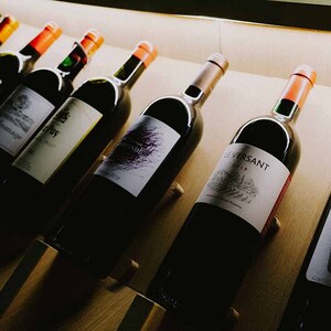Esta hendidura en la base de la botella recibe el nombre de punt. (Fotos: Pexels)