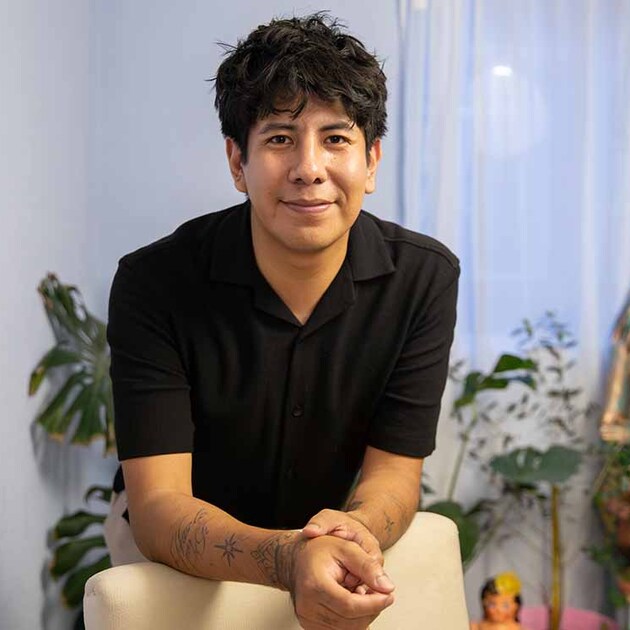 José Ángel Vázquez es un artista plástico especializado en bordado con pedrería. (Fotos: Hugo Zuviri)