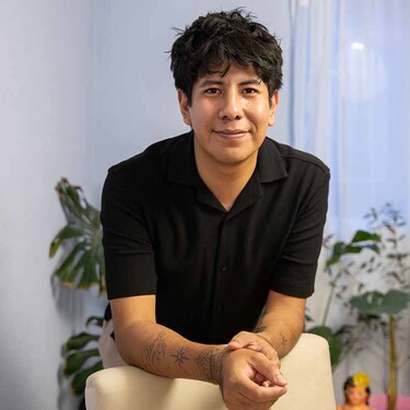 José Ángel Vázquez es un artista plástico especializado en bordado con pedrería. (Fotos: Hugo Zuviri)