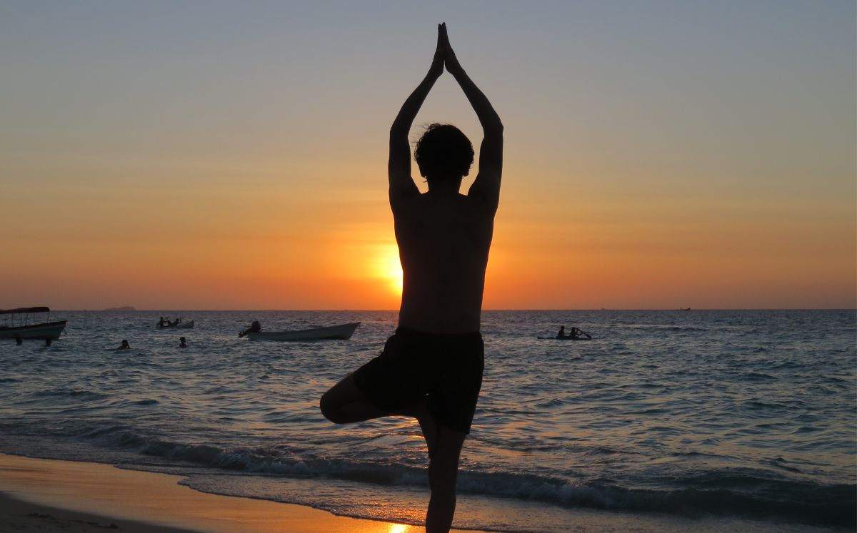 Relaja tu mente y cuerpo con una clase de yoga (Foto: Unsplash)