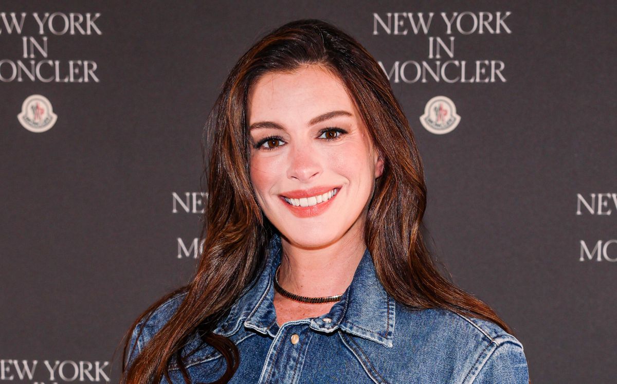 Anne Hathaway conquista NYFW 2026 con look doble denim (Foto: Getty Images)