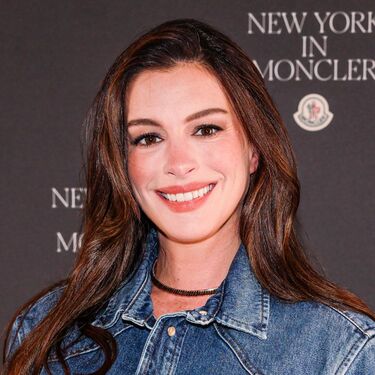 Anne Hathaway conquista NYFW 2026 con look doble denim (Foto: Getty Images)