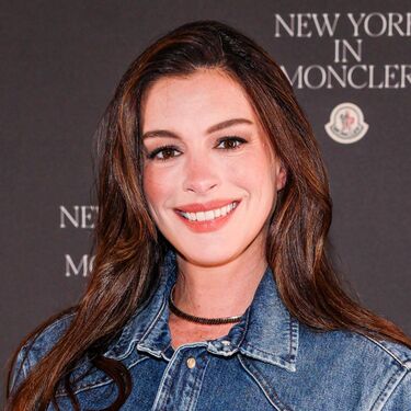 Anne Hathaway conquista NYFW 2026 con look doble denim (Foto: Getty Images)