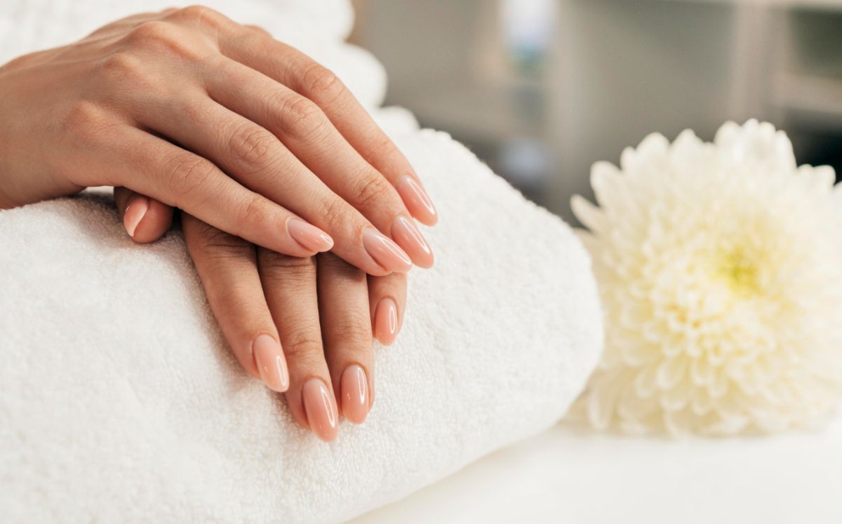 Tendencias de uñas para otoño 2026: colores y diseños (Foto: Freepik)