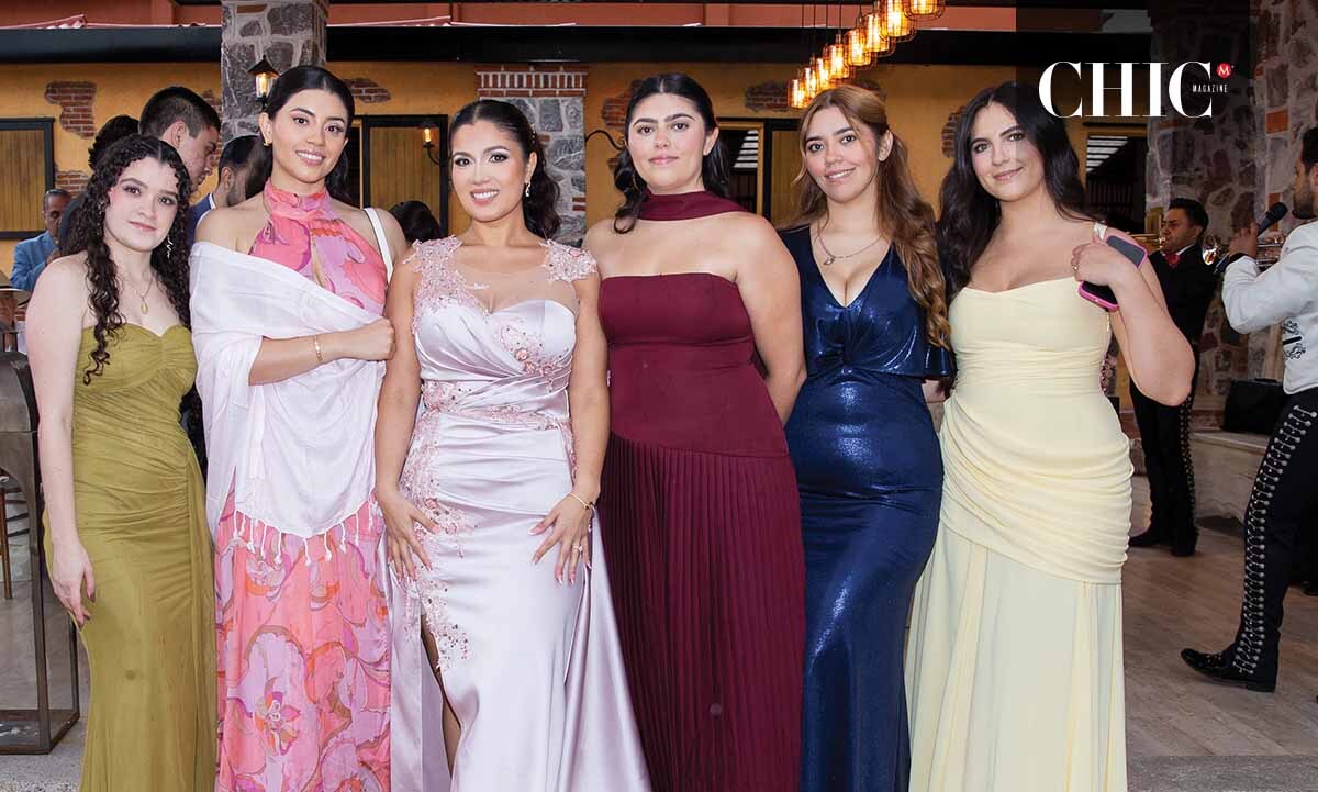 Yomira Valencia, Lupita Valencia, Kimberly Valencia, Susie Valencia, Mayrin Valencia y Andrea Magaña