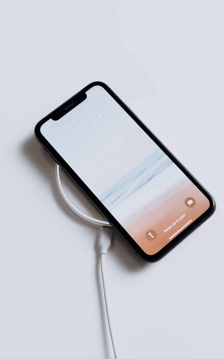 Puedes retirar la funda mientras se carga tu celular para facilitar la disipación del calor. (Fotos: Pexels)