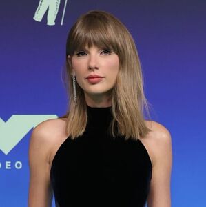 Taylor Swift roba cámara con minivestido negro en los MTV VMA’s 2026 (Foto: Getty)