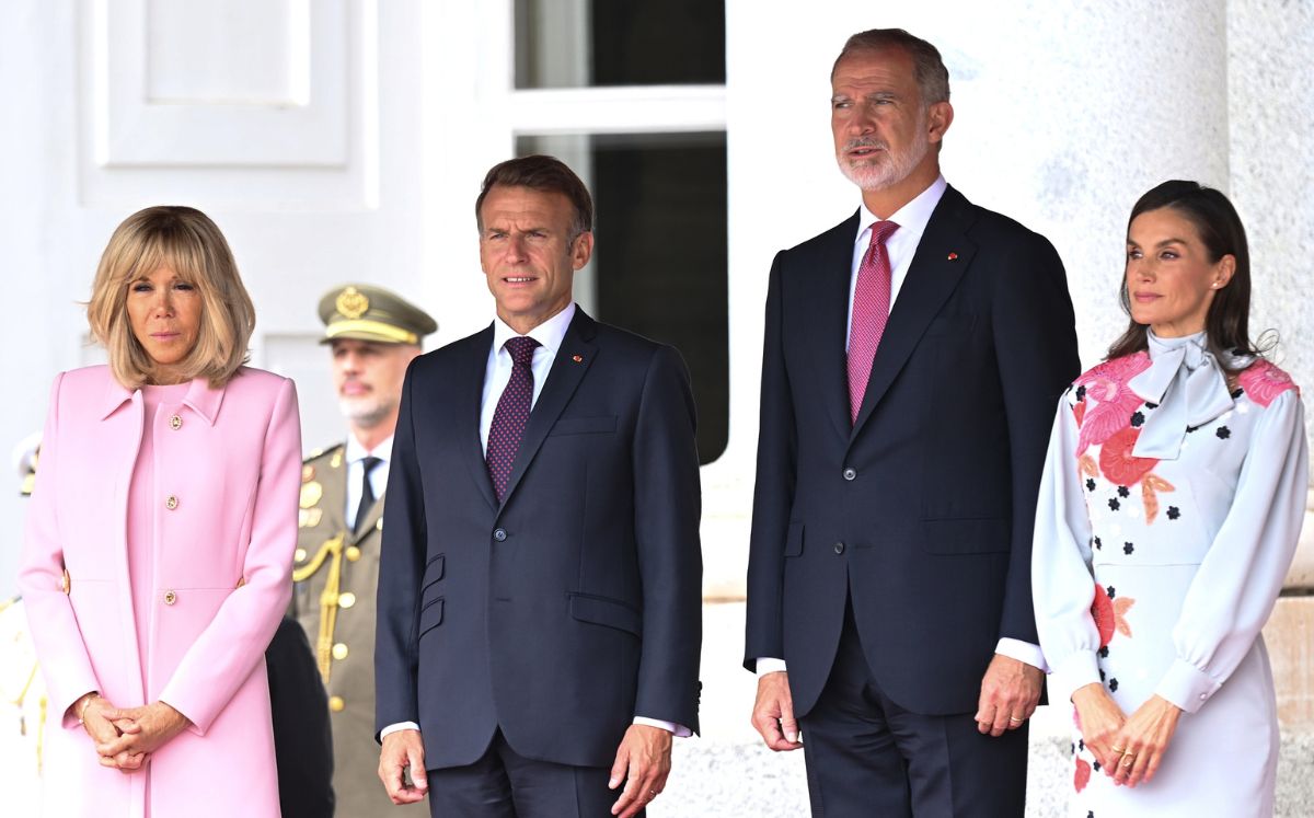 La reina Letizia recibe a los Macron con vestido floral de Pertegaz (Foto: Getty Images)