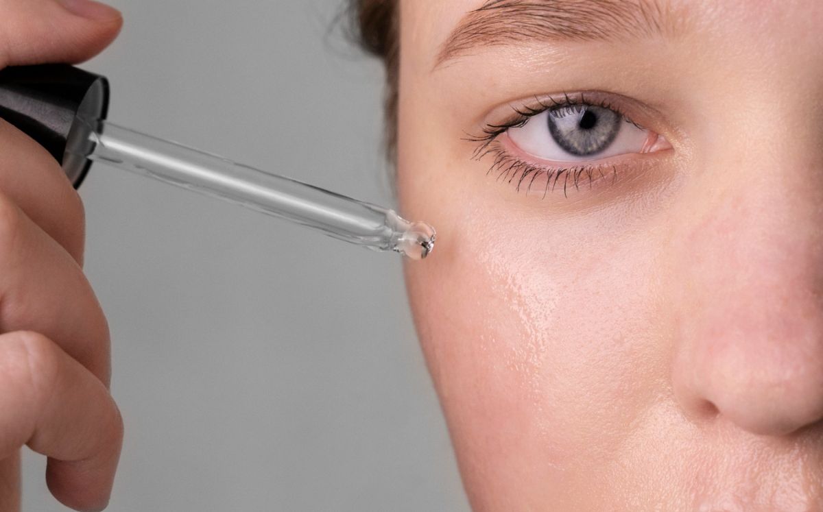 Cafeína para bolsas y ojeras: sérums y contornos de ojos (Foto: Freepik)