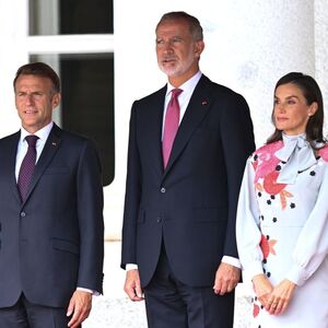 La reina Letizia recibe a los Macron con vestido floral de Pertegaz (Foto: Getty Images)
