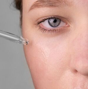 Cafeína para bolsas y ojeras: sérums y contornos de ojos (Foto: Freepik)