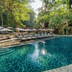 Una de las icónicas piscinas de Santa Lucia Jungle Hacienda, con camastros y sombrillas integrados bajo la densa vegetación tropical / Foto: Cortesía
