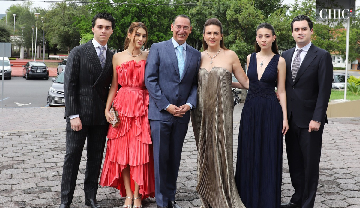 Adrián Páez, Carola Páez, Adrián Páez, Maca Romo de Páez, Maca Páez y Emiliano Garza 1 CHIC Web