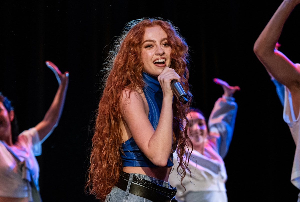 Alyssa Miles como Emmy (Foto: Netflix)