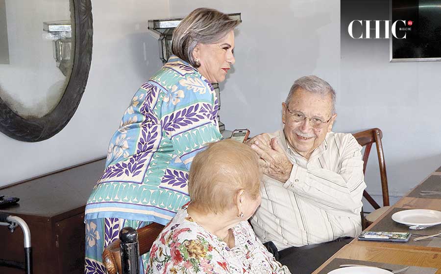 Hilda del Ángel celebrando junto a Narcisa de Rechy y Juan Luis Rechy