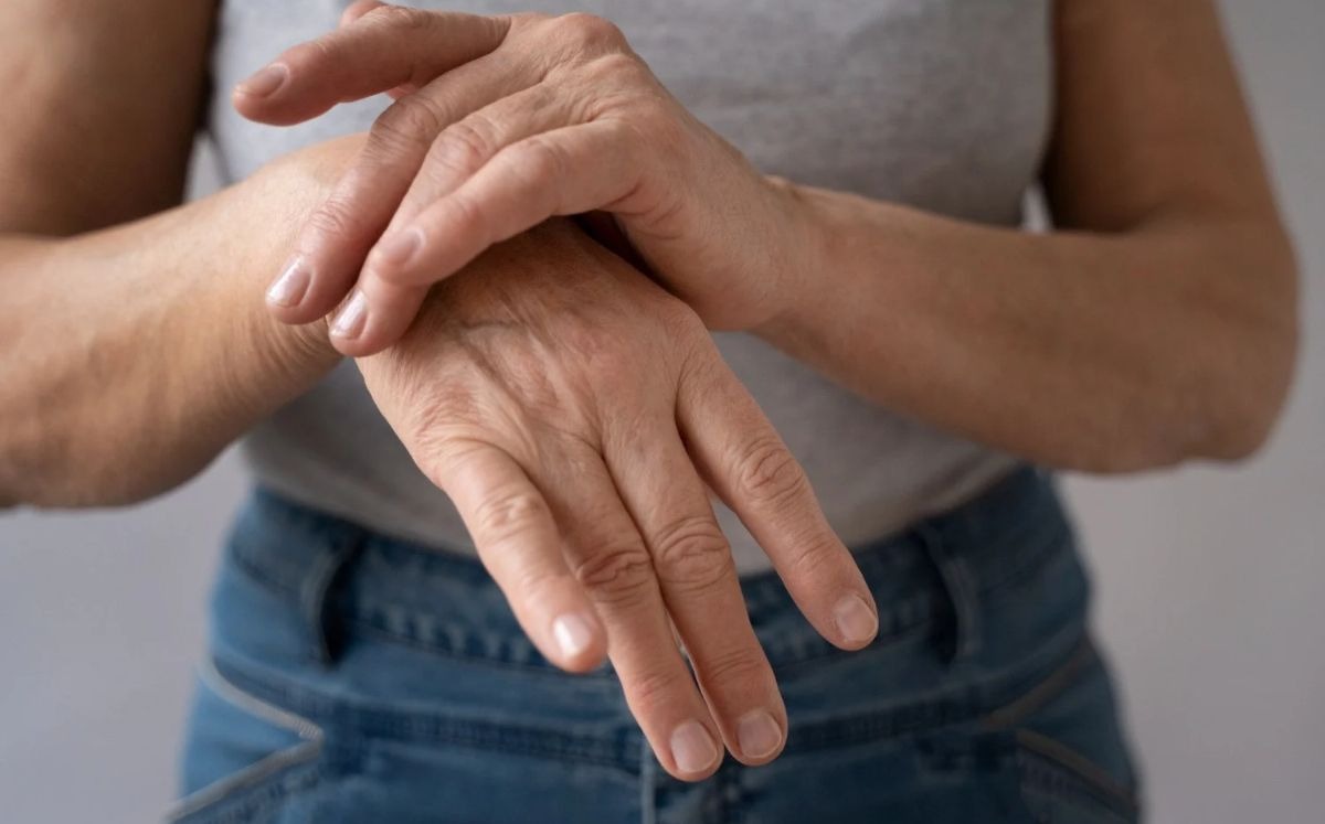 ¿Tienes osteoporosis? Descubre los 5 alimentos que debes evitar para proteger tu densidad ósea.