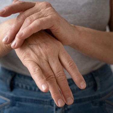 ¿Tienes osteoporosis? Descubre los 5 alimentos que debes evitar para proteger tu densidad ósea.