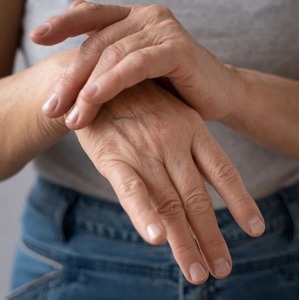 ¿Tienes osteoporosis? Descubre los 5 alimentos que debes evitar para proteger tu densidad ósea.