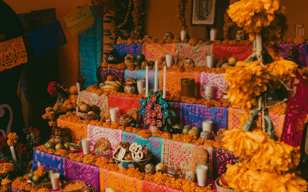 Altar de Día de Muertos; ¿qué significan sus niveles y cómo se ordenan? (Foto: Pexels)