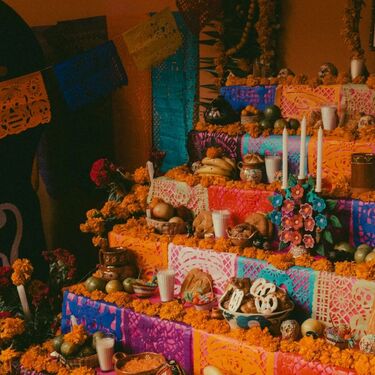 Altar de Día de Muertos; ¿qué significan sus niveles y cómo se ordenan? (Foto: Pexels)