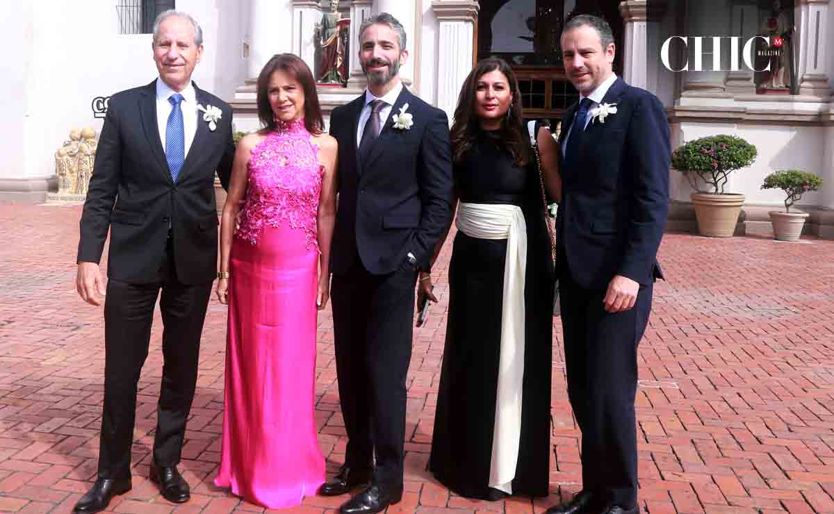 Papás del novio. Pedro Rosel y Adriana Tolda junto a Mateo Rosel, Sukriti Jhon y Pedro Rosel / Fotos: Omar Valdez
