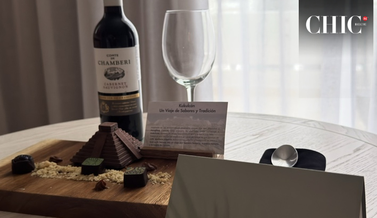 Vino y chocolates con forma de pirámide ponen el primer acento dulce a la llegada / Foto: Adrián García