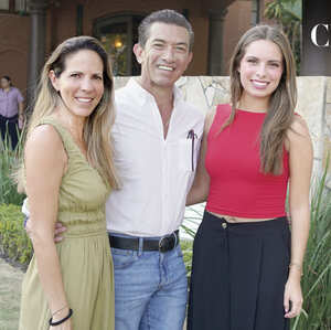 Fabiola Medrano, Roberto Casillas y Roberta Casillas
