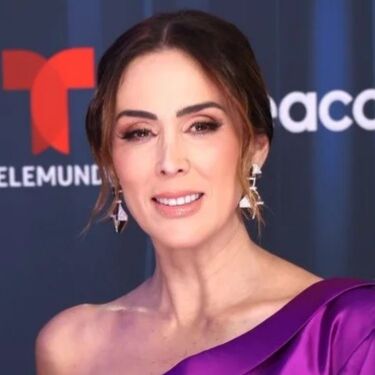 Jacky Bracamontes deslumbra con un vestido fucsia en la alfombra de los Billboard Latin Music Awards 2026  (Foto: Mezcalent)
