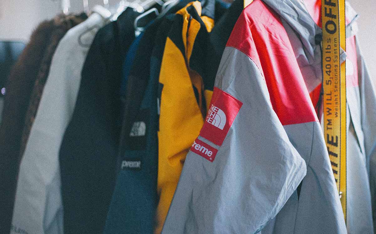 La facilidad con la que se adquieren prendas baratas de fast fashion impulsa un modelo en el que la ropa se desecha tras un uso mínimo. (Foto: Pexels)