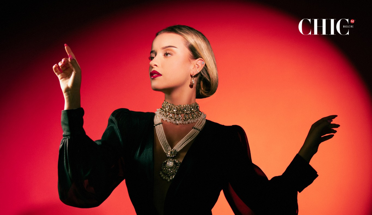 El maximalismo y los detalles inesperados definen su manera de entender la moda. / Foto: Sofimak