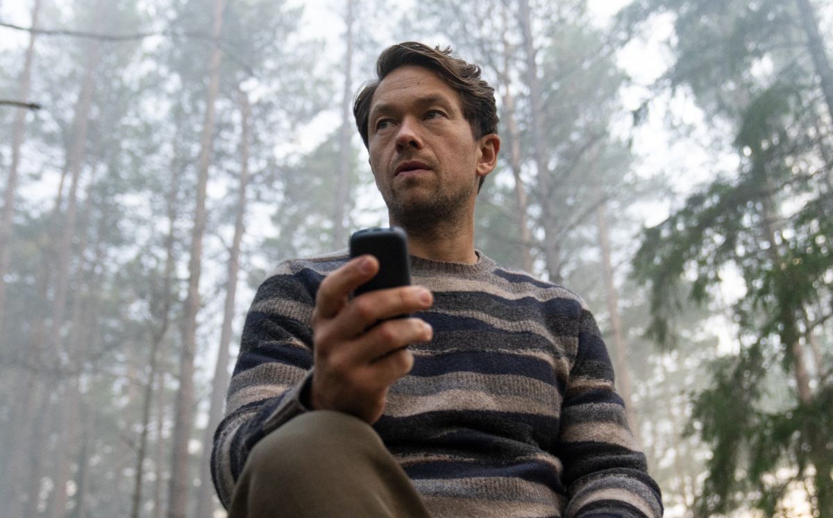 Jakob Oftebro como Adam (Foto: Netflix)